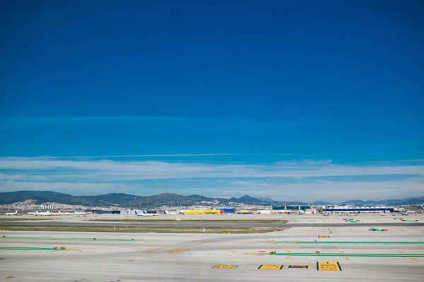 Barcelona Spain March 2018 Empty Runway Airport Barcelona Blue Sky — Stock Photo, Image