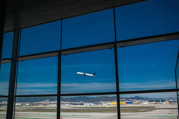 Barcelona Spanya Mart 2018 Havaalanı Terminali Kapalı Airplanetaking Mavi Gökyüzünde — Stok fotoğraf