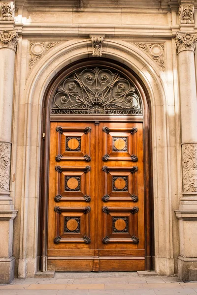 Eski Ahşap Kapı Barcelona Eski Evinde Önden Görünüm — Stok fotoğraf