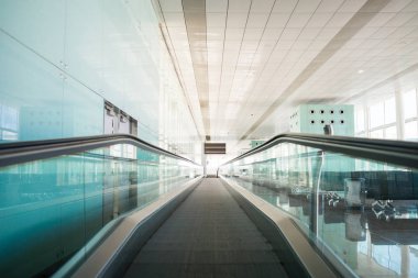 Modern uluslararası havaalanında koşu bandı. 