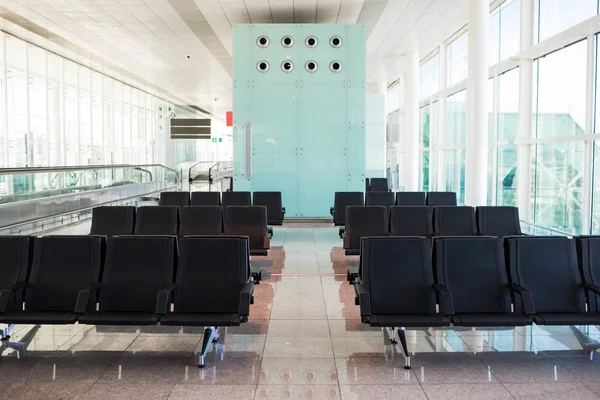 Empty Lotnisko Terminal Krzesła Francuskie Okna Nowoczesne Wnętrza — Zdjęcie stockowe