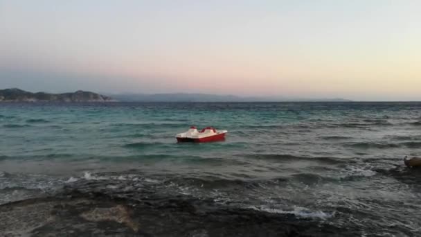 Catamarã Balançando Sobre Ondas Mar Sardenha Itália Pôr Sol — Vídeo de Stock