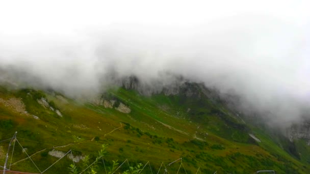 Nubes Descendiendo Sobre Prados Alpinos Krasnaya Polyana Sochi Rusia — Vídeo de stock