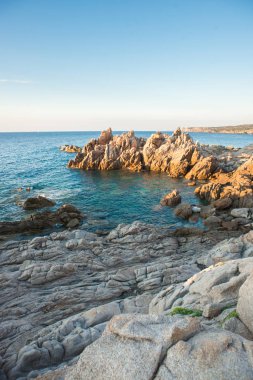 Deniz, taş ve Santa Teresa di Gallura sahili ile peyzaj 