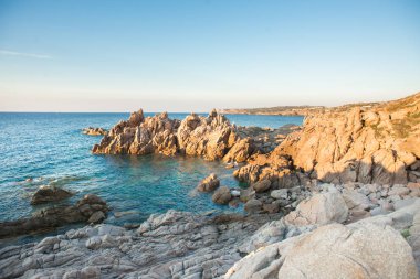 Deniz, taş ve Santa Teresa di Gallura sahili ile peyzaj 