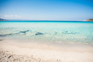 Rena di Ponente Plajı, Sardinya Adası, Italya. Mavi gökyüzü.