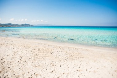 Rena di Ponente Plajı, Sardinya Adası, Italya. Mavi gökyüzü.