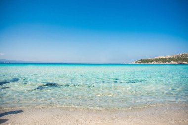 Rena di Ponente Plajı, Sardinya Adası, Italya. Mavi gökyüzü.