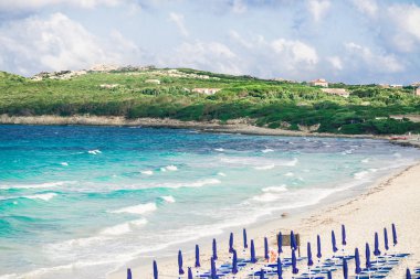 La colba Bay Kuzey Sardinya, Italya. Kayalar, taşlar ve dalgalar o