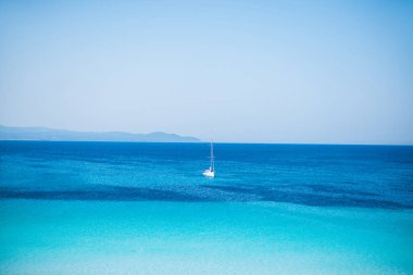 Turkuaz ve şeffaf deniz yat. La Colba Körfezi Kuzey sa