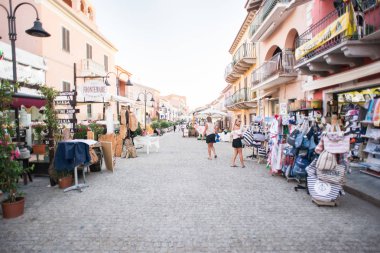 Sokak salonu ve Cafe Santa Teresa Gallura şehirde turist,