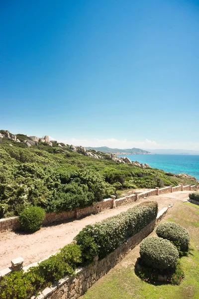 サルデーニャ。カポテスター。イタリア。海への道。青い空. — ストック写真