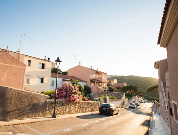 Puesta de sol en la calle de Santa Teresa Gallura, Cerdeña, Italia . — Foto de Stock