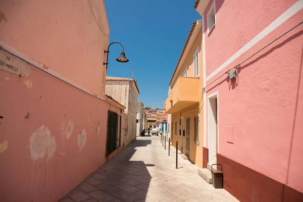 Calle de Santa Teresa Gallura, Cerdeña, Italia . — Foto de Stock