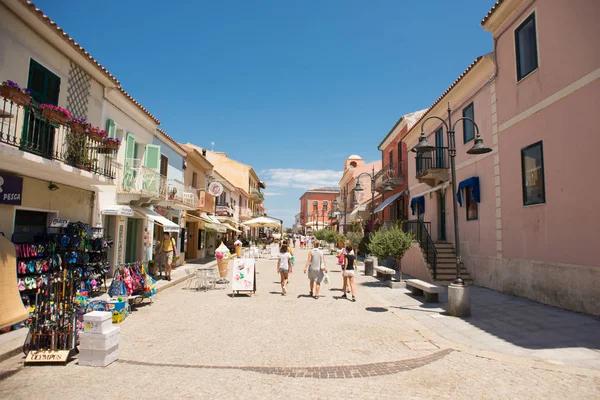 Tienda y Cafetería con Turistas en Santa Teresa Gallura , — Foto de Stock