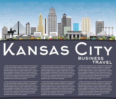 Kansas City Missouri manzarası renkli binalar, mavi gökyüzü ve 