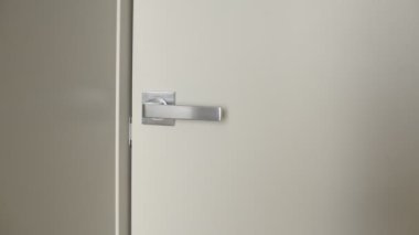 Oturma odasında erkek el açılış kapısı.