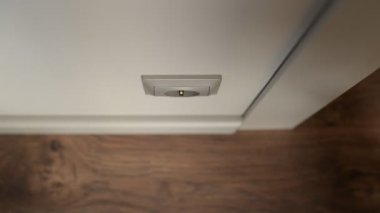 Kadın el soket elektrik güç kaynağı açmak.