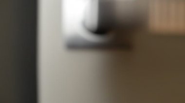 Oturma odasında kapanış kapısı. Manyetik kilit.