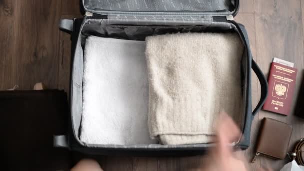 Préparation Valise Passeports Bagages Lunettes Soleil Bottes Baskets Argent — Video