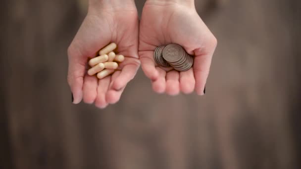 Faltbare Handflächen Halten Pillen Und Münzen — Stockvideo