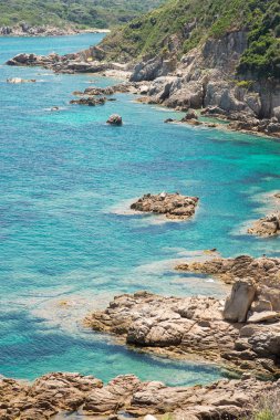 Deniz, taşlar, yol ve sahil Santa Teresa di Ga ile manzara