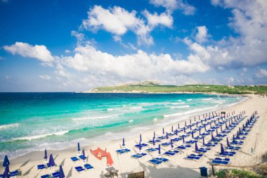 Rena di Ponente Plajı, Sardinya Adası, Italya. Mavi gökyüzü.