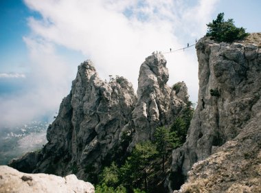 Yazın Karadeniz üzerinden Ai-Petri Dağı, Kırım, Ukrayna. Kırım sahilinin güzel manzarası güneşli bir günde.