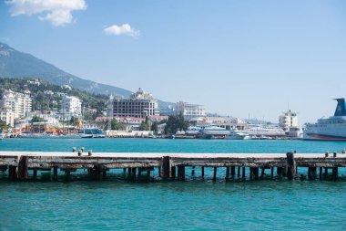 Yalta - 13 Eylül 2017 Kırım 'ın Güney Kıyısı. Karadeniz manzarası. Oteller ve Yatlarla peyzaj. Yalta.