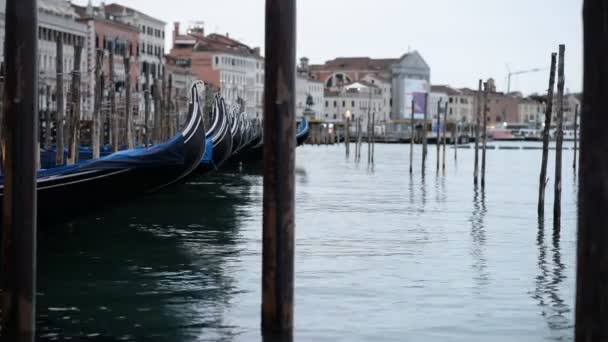 Gondolas Benátkách Houpat Vlnách Oblačné Počasí Zavřete Zobrazení Itálie — Stock video