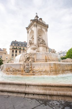 Paris 'teki Saint Sulpice Kilisesi yakınlarında bir çeşme. Fransa.