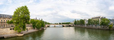 Köprü Pont du Atlıkarınca Paris 'teki Seine Nehri' nin üzerinde, Pont Royal Köprüsü 'nden çekilmiş. Notre Dame Katedrali 'nin Kuleleri Arka planda.