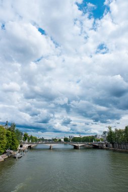 Köprü Pont du Atlıkarınca Paris 'teki Seine Nehri' nin üzerinde, Pont Royal Köprüsü 'nden çekilmiş. Notre Dame Katedrali 'nin Kuleleri Arka planda.