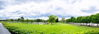 Paris mi? Fransa - 18 Mayıs 2019: Tuileries Gardens, Paris. Bulutlu Gökyüzü. Yağmurlu Hava.