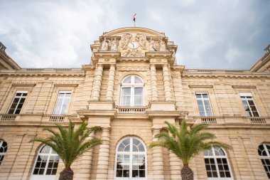 Paris mi? Fransa - 17 Mayıs 2019: Paris, Fransa 'daki Lüksemburg Bahçeleri' ndeki Saray Cephesi. Fransız Senatosu.