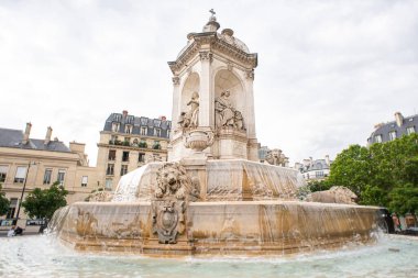 Paris mi? Fransa - 17 Mayıs 2019: Paris 'teki Saint Sulpice Kilisesi yakınlarındaki çeşme.