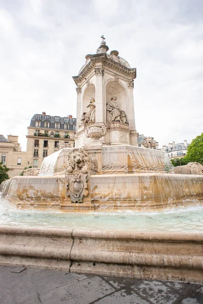 パリのサン シュルピス教会近くの噴水 フランス — ストック写真