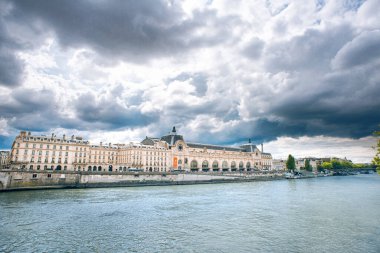 Paris mi? Fransa - 18 Mayıs 2019: Paris, Fransa 'daki Orsay Müzesi cephesi. Seine Nehri.