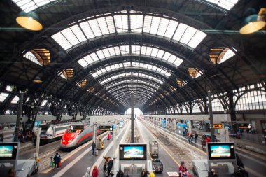 Milan mı? İtalya - 20 Mayıs 2019: Milan Merkez İstasyonu İç Görünümü. İstasyon Demiryolundaki Modern Yüksek Hızlı Tren.