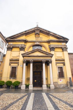 Milan mı? İtalya - 20 Mayıs 2019: Milano Piazza Borromeo 'da Santa Maria Podone Kilisesi Cephesi. Chiesa Santa Maria Podone. İtalya.
