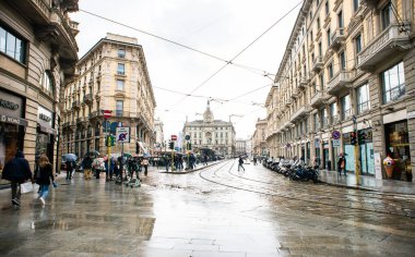 Milan mı? İtalya - 20 Mayıs 2019, Via Dante ve Square Piazza Cordusio, Milano. Yağmurlu hava. Çok sayıda gezgin ve turist dekore edilmiş cadde boyunca yürüyor..