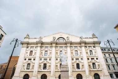 Milan mı? İtalya - 20 Mayıs 2019: Palazzo Aszanotte, Milano. İtalyan Borsası. Orta Parmak Anıtı.