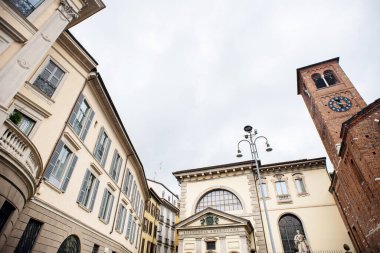 Milan mı? İtalya - 20 Mayıs 2019: Milano 'daki Ambrosian Kütüphanesi. Biblioteca Pinacoteca Accademia Ambrosiana. San Sepolcro Kilisesi.