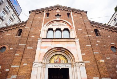Milan mı? İtalya - 20 Mayıs 2019: Milano 'da Basilica di San Babila cephesi. Saat Kulesi olan kilise. Meydan Meydanı Babila.