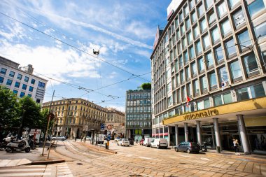 Milan mı? İtalya - 21 Mayıs 2019: Square Piazza Cavour, Milan. Milano İş Merkezi. Restoran, Ofis ve Devlet Kurumları. Tramvay İstasyonu.