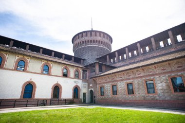 Milan mı? İtalya - 21 Mayıs 2019: Milano 'daki Sforzesco Kalesi' nin İç Görünümü. İtalya. Kutsal Ruh Kulesi (Torrione di Santo Spirito).
