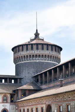 Milan mı? İtalya - 21 Mayıs 2019: Sforzesco Şatosu Milano. İtalya. Kutsal Ruh Kulesi (Torrione di Santo Spirito).