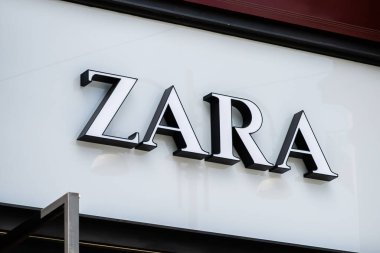Milan mı? İtalya - 21 Mayıs 2019: Zara Şirketi 'nin Logosu Milano' daki Mağaza Girişinde.