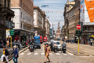 Milan mı? İtalya - 21 Mayıs 2019, Milano. Orefici yoluyla. Eski şehir. Sforza Şatosu Arkaplanda.