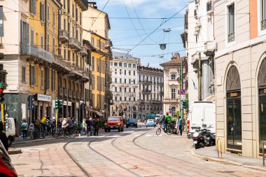 Milan mı? İtalya - 21 Mayıs 2019: Meravigli Caddesi ve Magenta Caddesi, Milano 'da turistlerle birlikte. Güneşli Gün.